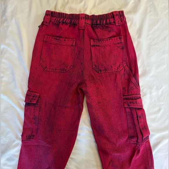 Raspberry colored acid wash cargo jeans - Picture 2 of 14